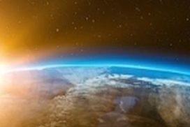 die Erde von außen fotografiert mit Sonnenaufgang